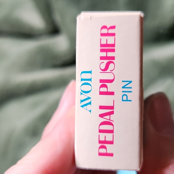 Vintage Avon Petal Pusher Elephant pin, 1975. 49 years old! New in box. - Picture 7 of 7